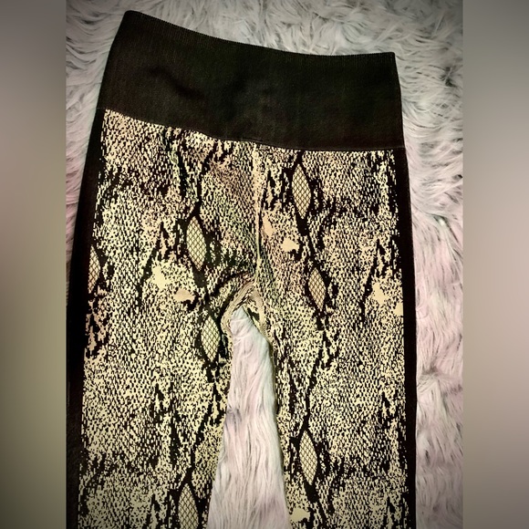 Brand New Snakeskin Fabletics Activewear - Picture 2 of 2